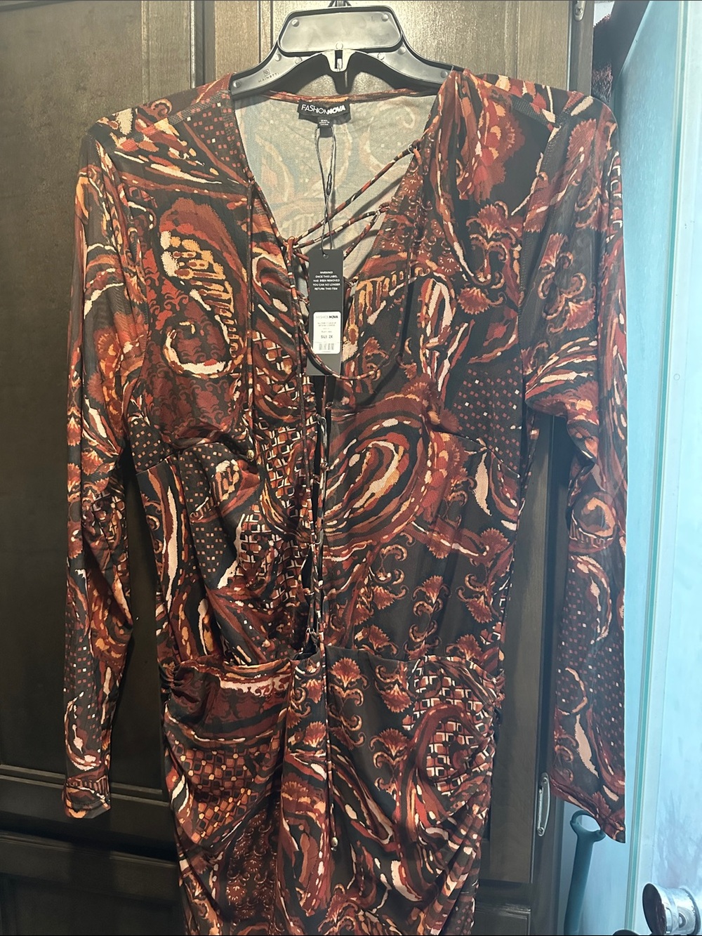 Women dress from fashion nova size 2X and stretch is sexy